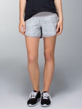 Lululemon Tracker II Sz 6 4” Run Shorts Grey Silver Stripe Swift Lined Workout
